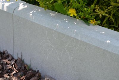 Betonový obrubník AZ Beton zahradní tenký s hranou vibrolitý